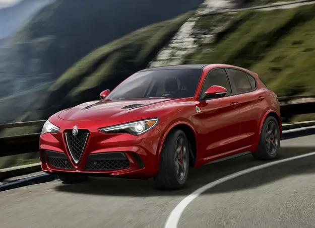 Vue de face de l'Alfa Romeo Stelvio sur fond urbain