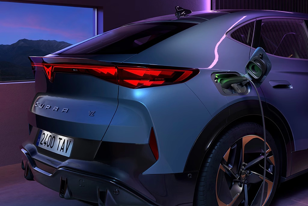 Vue arrière du Cupra Tavascan électrique sur route