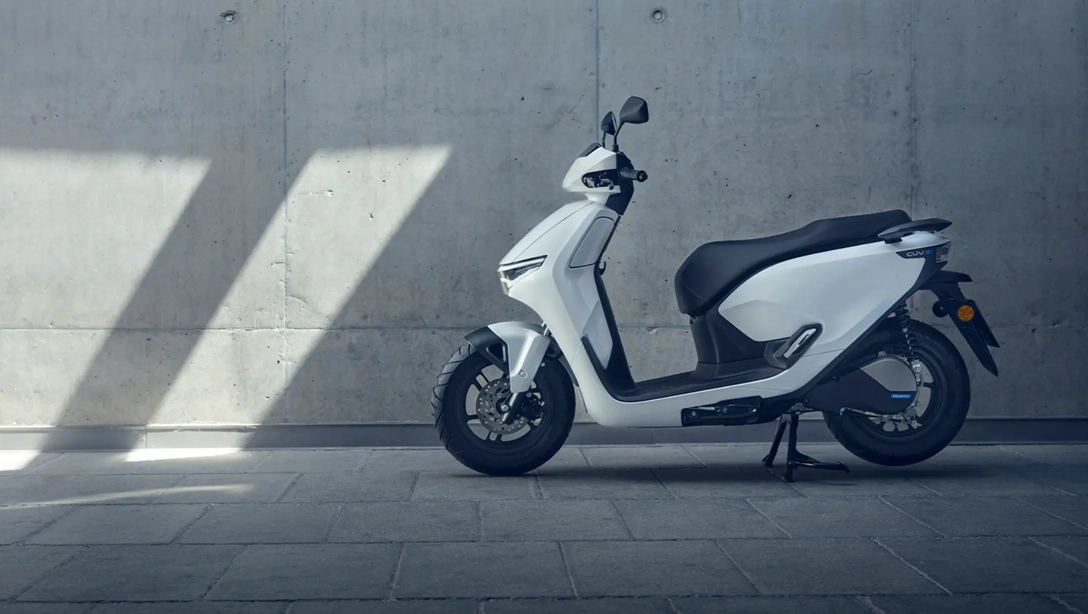 Vue latérale du Honda CUV e en stationnement urbain