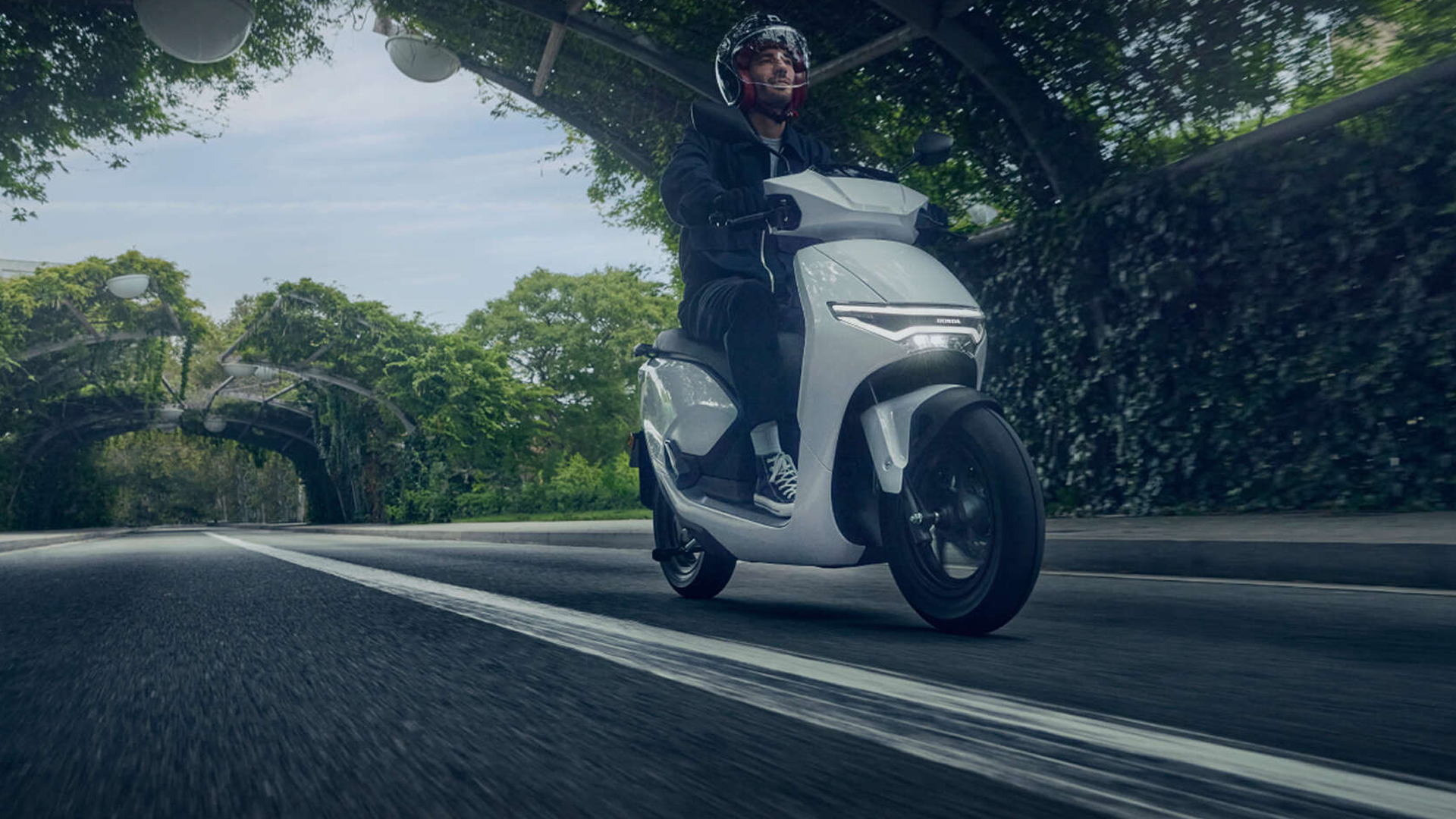 Honda CUV e stationné devant un café en centre-ville
