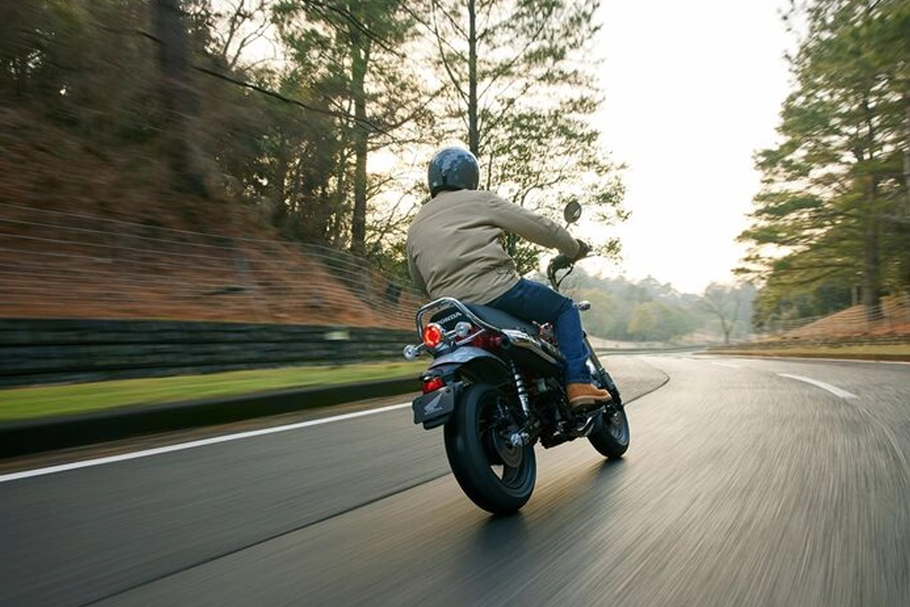Honda DAX 125 stationnée en extérieur, vue de profil