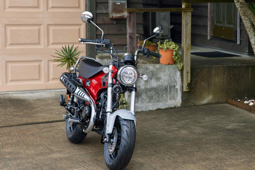 Détail du phare avant de la Honda DAX 125