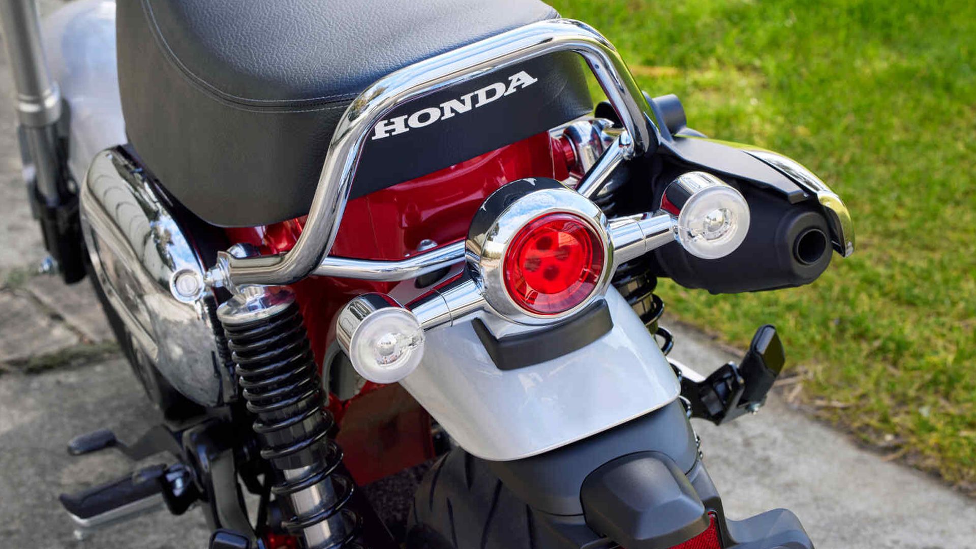 Honda DAX 125 circulant en ville