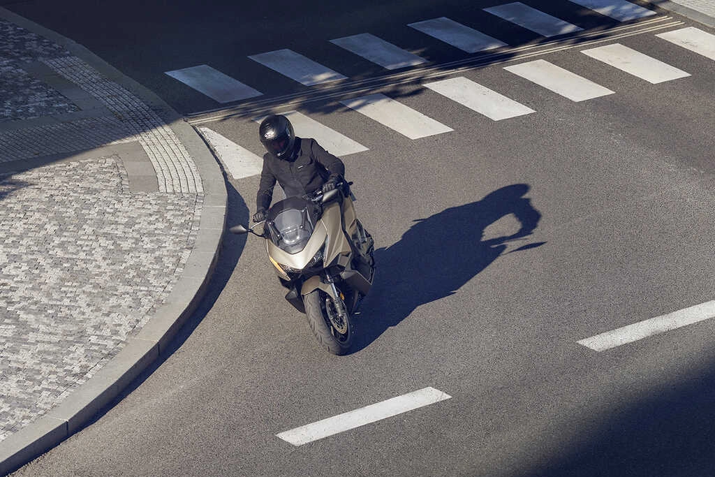 Honda Forza 750 vue de face avec éclairage LED allumé