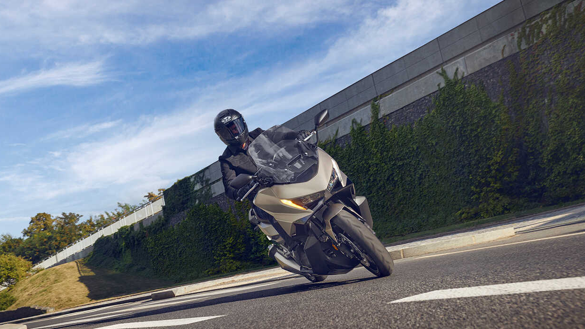 Honda Forza 750 garé devant un bâtiment moderne