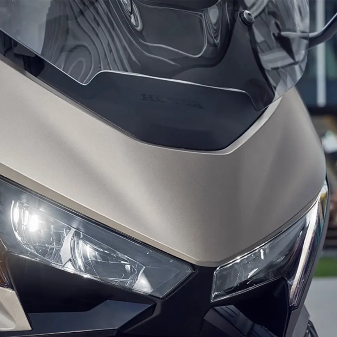 Honda Forza 750 profil avec pare-brise relevé