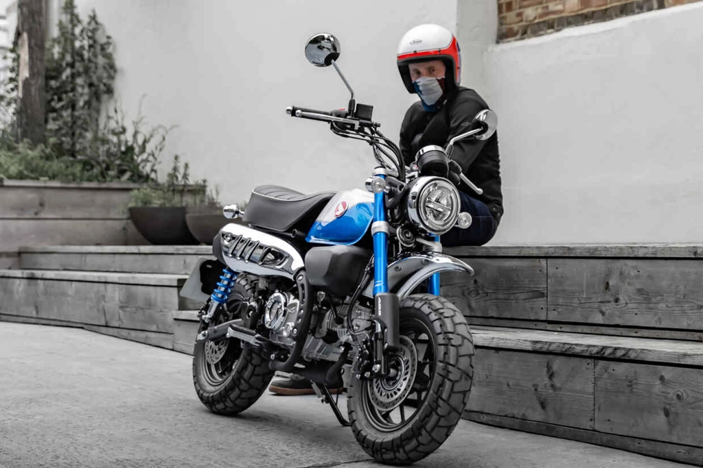 Détail du phare avant rond de la Honda Monkey 125