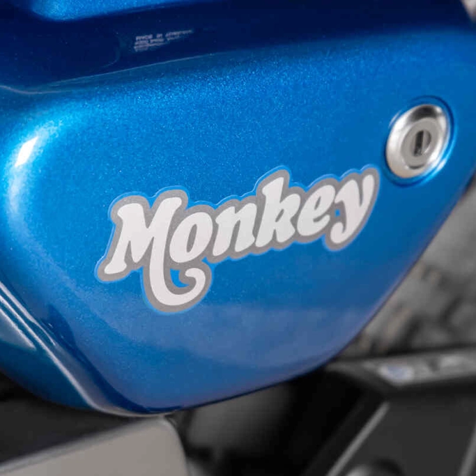 Réservoir chromé de la Honda Monkey 125 avec logo Honda