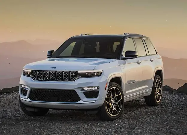 Vue trois quart du Jeep Grand Cherokee Hybride stationné en pleine nature
