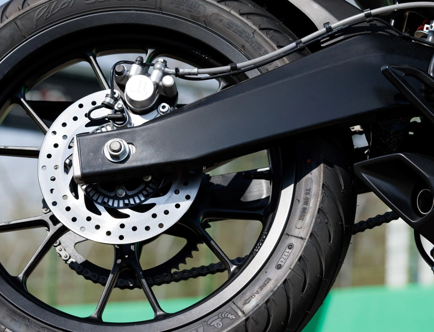 Selle et position de conduite de la Aprilia Tuono 125