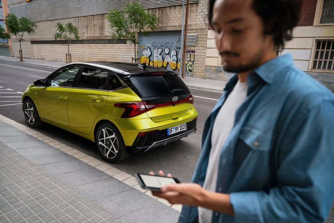 Hyundai i20 garé en ville avec conducteur