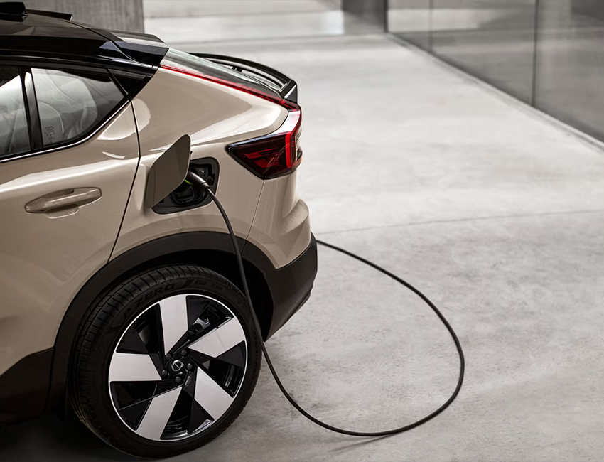 Vue de trois-quarts avant du Volvo EC40 électrique