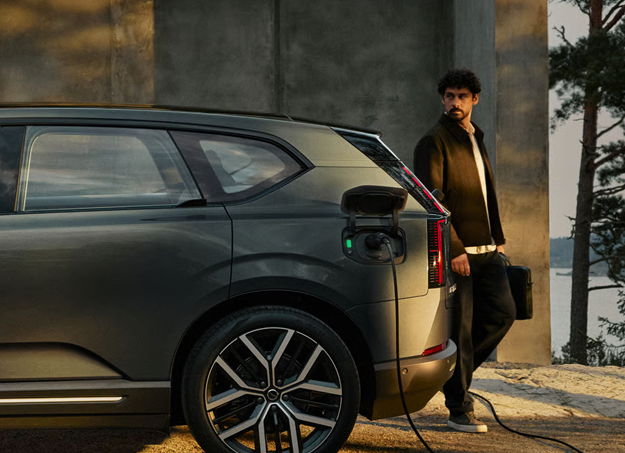 Profil charge du Volvo EX60 électrique avec signature lumineuse