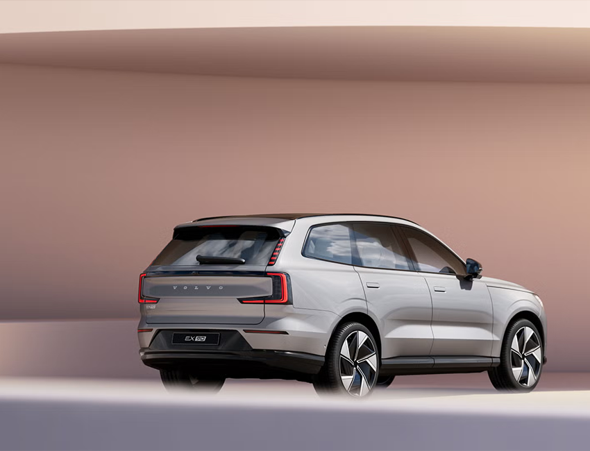 Vue avant du Volvo EX90 électrique sur route de nuit