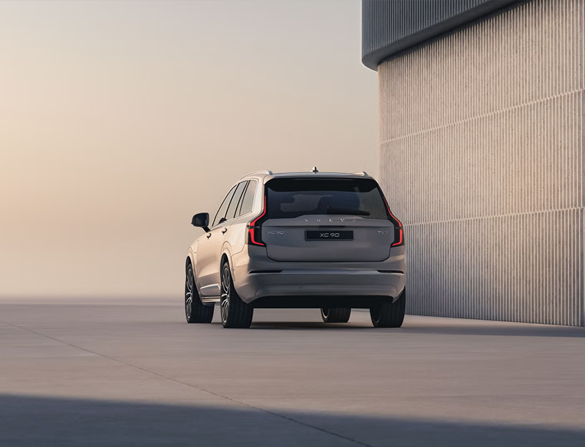 Vue avant du Volvo XC90 sur fond sombre