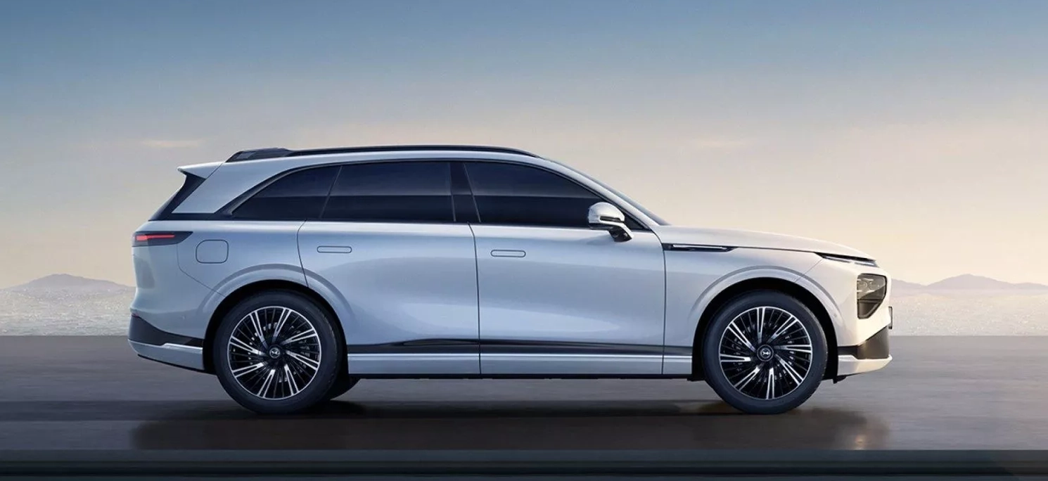 XPENG G9 en charge sur une borne rapide