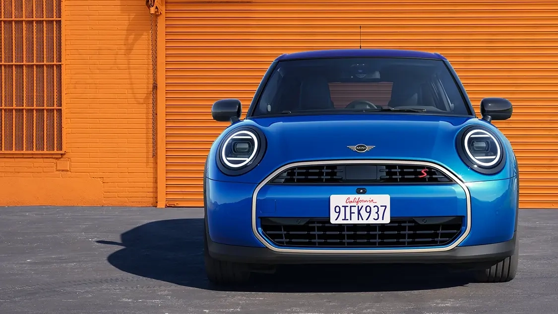 Vue avant de la MINI Cooper 5 portes