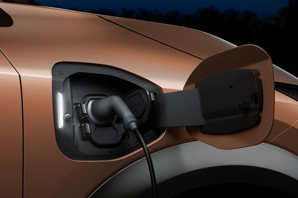 Profil latéral du Nissan Ariya électrique en mouvement