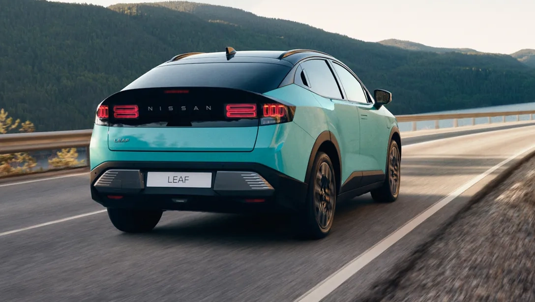 Vue avant de la Nissan Leaf électrique sur fond sombre
